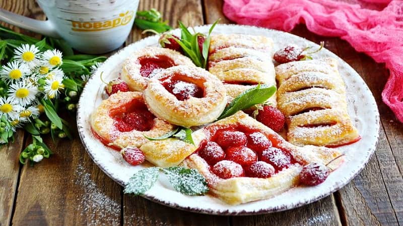 Слойки с клубникой и бананом